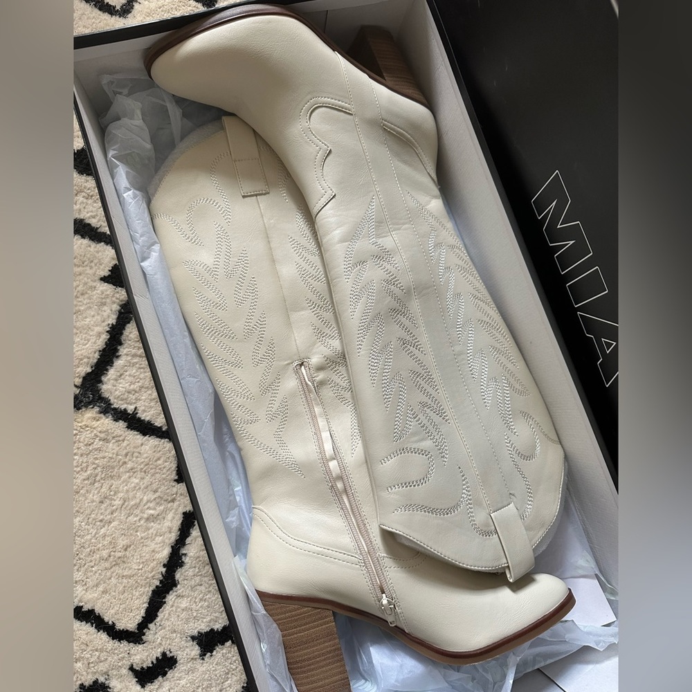 MIA Dakota boots. Ivory. Size 7.5. Only worn once for 1 hr family photo shoot.